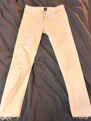 Vita skinny jeans från Replay - Säljer ett par vita skinny jeans från Replay. Jeansen har låg midja och är tillverkade i ett stretchigt material för skön passform. Perfekta till en avslappnad och trendig look. Hör gärna av dig vid frågor🤝