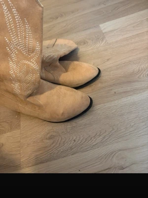 Boots - Jättefina ”cowboy boots” i bra skick. De är använda en gång men är lite smutsiga oså💕