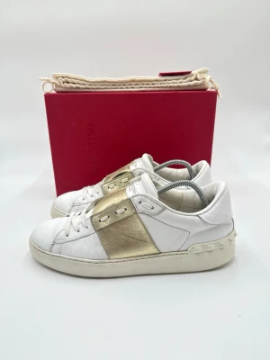 Valentino sneakers  - Hej säljer nu dessa fina valentino open skor  Skick enligt bilder  Postar snabbt och smidigt   Hör av er vid frågor eller funderingar