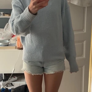 Ljusblå denimshorts med rå kant - Säljer ett par ljusblå denimshorts med rå, fransig kant nertill. Klassisk femficksmodell med knapp och dragkedja framtill. Perfekt skick och bara använd enstaka gånger, inga defekter. Storlek 152 men skulle säga xs/xxs