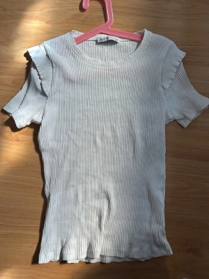 Zara ribbad t-shirt - Jätte fin T-shirt från Zara med volang på ärmarna! Den är i storlek S 