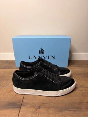 Lanvin cap toe  - Säljer ett par lite schysstare lanvin cap toe I väldigt fint skick skorna är storleken uk7 som motsvarar ca 42/43. Hör av dig vid funderingar 😁✅