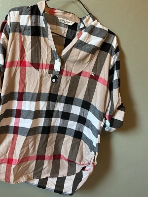 Skjorta Burberry - Burberry skjorta, strl 42. 