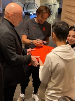 Signad AC Milan matchtröja av Luka Modric, Allegri, Mike Mignan, Pavlovic  - Säljer en röd AC Milan matchtröja. Signad av Luka Modric , Allegri, Mike Mignan , Pavlovic inkommer i en ram om man vill det 