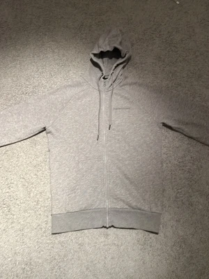 Grå zip hoodie Peak Performance - Snygg grå zip hoodie från Peak Performance med huva och dragskedja! Väldigt bra skick inte använd så många gånger. Nypris 1400! Säljer den för 450 kr kan gå ner till 270 kr möjligtvis!