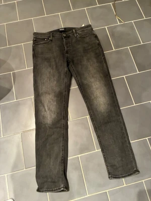 Jack & Jones jeans  - Säljer mina Jack & Jones jeans då jag längre inte använder de. De är Slim Glenn. Storleken är 32/32. Dett bara att höra av sig vid frågor eller funderingar 