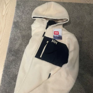 Fleecejacka från helly hansen - Säljer en helt ny sjukt skön vit fleecejacka från Helly Hansen. Jag säljer jackan pga att den va för liten för mig| skriv vid funderingar💭