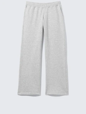 Ljusgråa vida mjukisbyxor - Säljer ett par ljusgrå mjukisbyxor med raka, vida ben och resår i midjan hör gärna av dig för frågor eller om du är intresserad💓