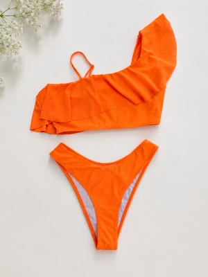 Orange bikiniset -högmidjade trosor justerbart axelband stl 0XL  - 🧡 Fint orange bikiniset med justerbara axelband. Snygg modell och härlig färg som passar perfekt till stranden eller poolen.  🔖 **Storlek:** 0XL  🧵 **Material:** 82 % polyester, 18 % spandex  ✨ **Skick:** Ny utan lapp. Aldrig använd, endast tvättad enligt tvättråden. Det finns en missfärgning på insidan av överdelen – se bild. Detta är därför medräknat i priset.  👙 Justerbara axelband.  🌸 Jag säljer även flera andra bikiniunderdelar – kika gärna på mina övriga annonser och kombinera flera.  🛍️ Ki