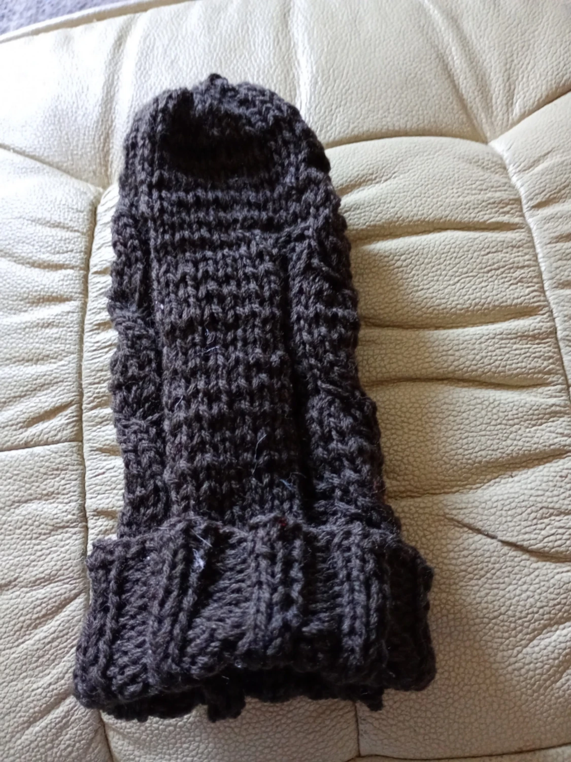 Mörkbrun stickad mössa - 2