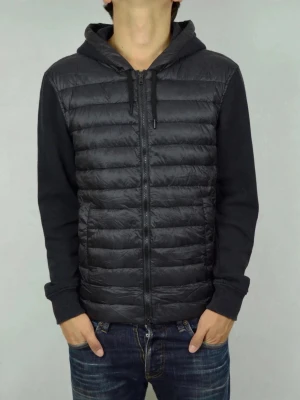 Herno cardigan - 48 - Mycket bra skick, inga defekter. Storlek 48 vilket motsvarar ungefär en S . Modellen på bilden är ca 180 cm lång. Har du frågor tveka då inte på att höra av dig🙌