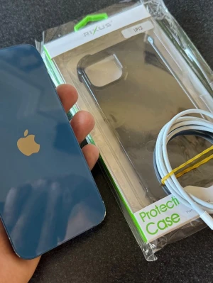 iPhone 13 - 📱 iPhone 13 – 128GB – Ljusblå  🔹 Olåst & utloggad från iCloud 🔹 Fungerar bra – Face ID & alla funktioner fungerar 🔹 Batterihälsa: 86% 🔋 🔹 Ny display – inga repor ✨ 🔹 Väldigt fin fram & bak 🔹 Lite märken på ramen 🔹 Nytt silikonskal ingår 🔹 Laddkabel ingår 🔌