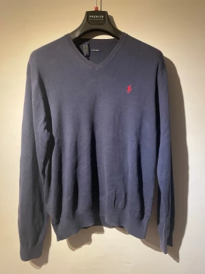 Polo Ralph Lauren stickad tröja, strl L - Säljer en fin stickad tröja från Polo Ralph Lauren i fint skick. Polo lappen håller på att lossna men inget som märks vid användning.         Storlek: L                                                                               Självklart äkta, skickas inom 24h efter köp!              Hör av er vid minsta fundering.