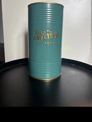 Jean Paul Gaultier Le Beau EdT 125ml - Jean Paul Gaultier Le Beau Eau de Toilette med ca 90-100ml parfym kvar.  Säljer den pga att den inte används. Parfymen köptes på Lyko mos för ca 1200kr.                                                                             Det är en fin och somrig doft som passar de flesta. Pris kan diskuteras 