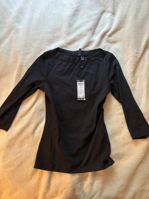 Svart topp från Vero Moda - En stilren svart topp från Vero Moda med trekvartsärm❤️‍🔥❤️‍🔥oanvänd dessutom