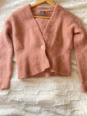Stickad rosa kofta - Köpt på vinted men aldrig använt, minns inte priset så säljer därför billigt 💕