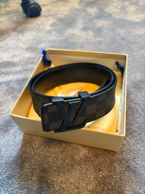 Louis vuitton bälte - Bältet är i bra skick, förutom att pluggen saknas där man sätter fast bältet(sista bilden) därför av priset! Skriv om frågor!