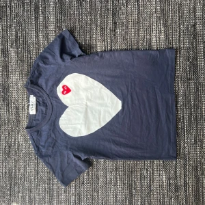 Blå CDG T-shirt  - Använd 1 gång, S men sitter mer som xs. Inga skador eller fläckar på den. Skicka dm om du har några frågor 