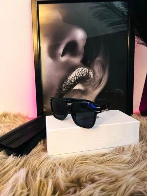 Exklusiva Christian Dior Solglasögon – Unisex ✨ - Säljer ett par helt nya och oanvända solglasögon från Christian Dior i lyxig design. En tidlös modell som passar både dam och herr perfekt! Grym kvalitet med snygga designdetaljer och ikonisk logga på bågarna. Levereras komplett i tillhörande box och etui. • Skick: Helt nya / Oanvända • Modell: Unisex (passar alla) Ett perfekt tillfälle att uppgradera stilen eller ge bort en lyxig present. Först till kvarn! 📩 Skicka meddelande vid intresse. 