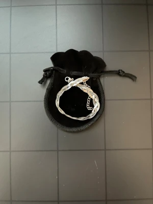 Silverfärgat flätat armband ✨ - Snyggt silverfärgat armband med flätad design och flera tunna kedjor ✨  Justerbar storlek med förlängningskedja. Ca 15,5 cm + förlängning – se bild med mått.  Superfint både till vardags och fest 🤍  Kolla gärna mina andra annonser – perfekt att köpa flera smycken tillsammans och spara på frakten.