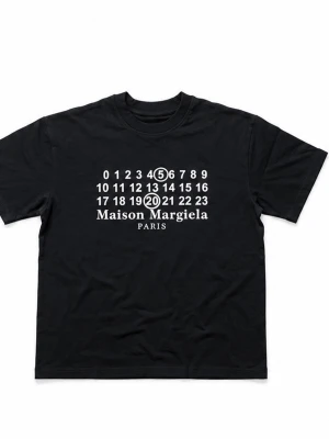 Svart Maison Margiela t-shirt - Cool svart t-shirt från Maison Margiela med ikoniskt tryck framtill i vitt. Klassisk passform med rund hals och korta ärmar. Tillverkad i mjuk bomull som känns skön mot huden. Perfekt för dig som gillar stilrena och trendiga plagg. Passar mellan s-m