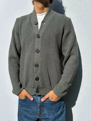H&M kofta M - Hej och välkommen till byTorén. Detta är en kofta från H&M i storlek M med normal passform. Modell på bild är ca 182, 67kg. Plagget är i bra skick utan några defekter. Tveka inte på att höra av dig, även om det skulle vara minsta lilla;) 