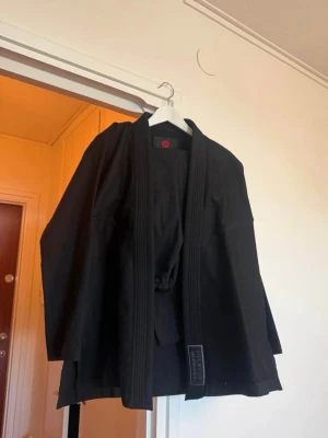 Gi BJJ kampsport  - Oanvänd.  CHOKEM: CLEAN CUT 2.0 ULTRA LIGHT WOMEN BJJ DRÄKT - SVART (F4)  100% bomull   Hämtas i Hagsätra eller skickas mot frakt. 