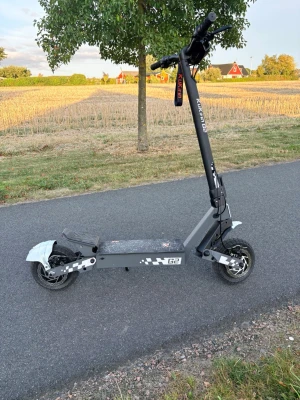 Elektrisk sparkcykel Kugoo Kirin G2 - Säljer en grå och svart elektrisk sparkcykel av modellen Kugoo Kirin G2. Scootern har bred fotplatta med halkskydd, robust ram i metall, stora hjul och tydlig display på styret. Snygg design med vita detaljer och sportig look. 800 watt