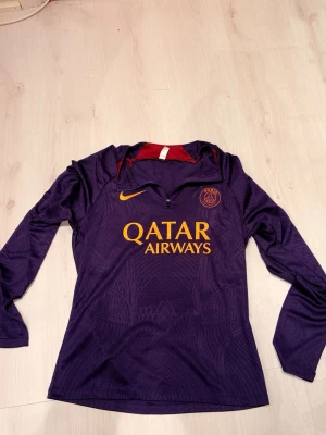 Psg tracksuit - Säljer en ny psg träningströja. Den är aldrig använd . Fraktar samma dag !