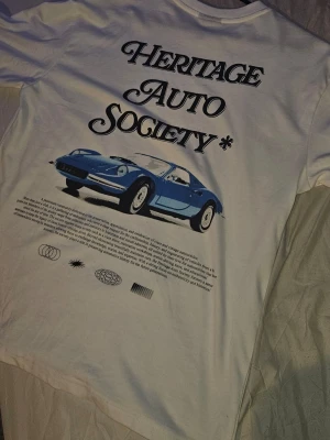 Vit t-shirt - Vit t-shirt med snyggt och cleant tryckt både back och fram. OPS! Jag kan bara skicka med PostNord.