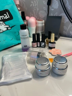 Nagel saker - Blandade nagel saker. I NG geléerna så är en lite kvar i och en halvfull, gellacken är fulla, oöppnad akryl pulver med lite monomer, massa tippar i alla storlekar, små borstar med fil.