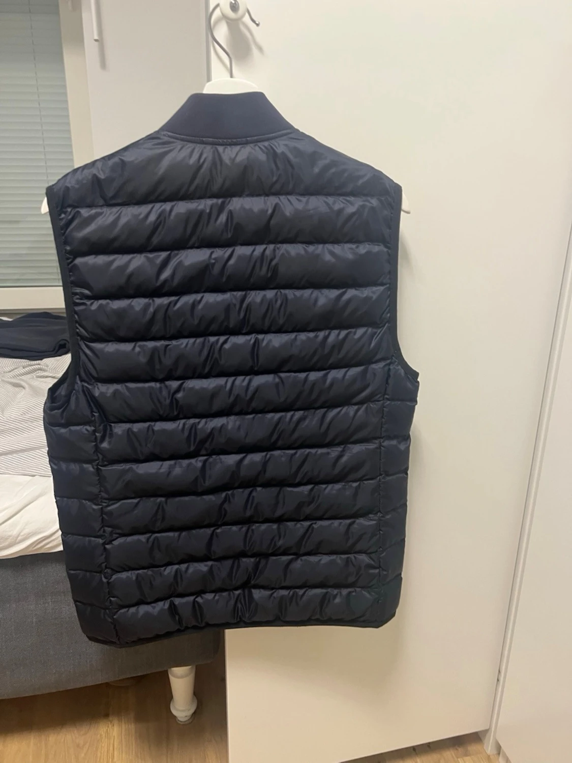 Mörkblå dunväst från Lacoste - 1