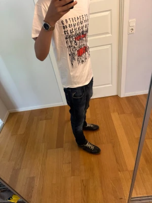 Vit t-shirt med tryck och siffror - Säljer en riktigt stilren  vit maison marigela t-shirt med en väldigt unik design som är svår o få tag på. Ny pris över 2000 ungefär mitt pris strax runt 500 kr😌.             Taggen är avtagen men finns fortfarande kvar och följs med vid köp såklart🙌🏼
