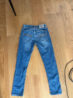 Blåa Nudie jeans - Dem är lite skrynkliga på bilden men jag stryker dem innan dem säljs👍storlek w26/l26