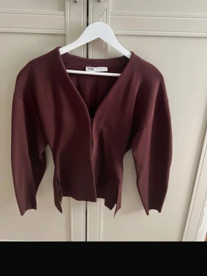 Vinröd kofta från Zara - Vinröd kofta från Zara med enkel, öppen design och långa ärmar. Xs/s