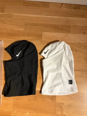 Nike Ski Mask - Storlek: Ingen storlek Båda helt nya, aldrig använda Startpris (för båda): 250kr