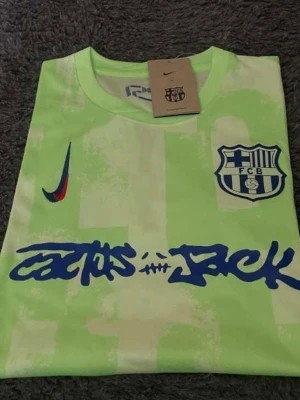 Cactus jack  - En jätte fin tröja från cactus jack och barcelona. Den är limited och har en jättefin grön färg som gör dig att sticka ut mellan folket. Vid snabb affär kan fixa priset 