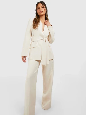 Beige kostym från Boohoo med bälte - 🤍 Klassisk kavaj med kostymbyxor  🤍 Använd bara 1 gång  🤍 Original pris - 700kr  🤍 Passar till studenten, jobbet och fester.  🤍 Storlek: M och L 