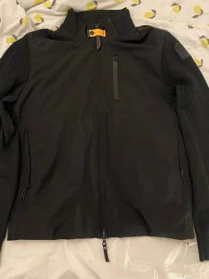 Parajumpers Zorba Jacka - Svart - Storleken är XL men den passar mer som en L. Finns tyvärr inget kvitto men en CLG kod finns som går att skanna. Den är ny och aldrig använd. Nypris på 5500kr. Priset är inte hugget i sten så buda om ni vill!
