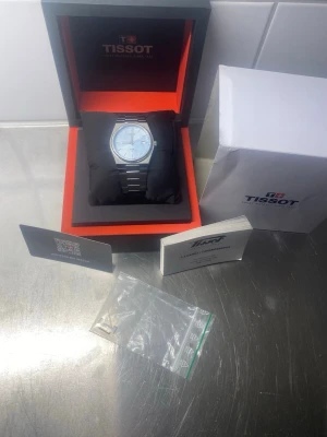 Tissot prx Powermatic 80 ice blue automatisk full set  - Säljer nu min mycket fina Tissot PRX Powermatic 80 i den populära 40 mm-versionen med den unika ice blue urtavlan.   Klockan fungerar utmärkt med det pålitliga powermatic 80 urverket. Den är i väldigt gott använt skick med normala mindre bruksspår som inte går att undvika vid vardagligt bruk. Klockan levereras full set med alla dess tillbehör som bilderna i annonsen visar. Gott om referenser finns och det är bara höra av sig vid minsta lilla fråga eller fundering!
