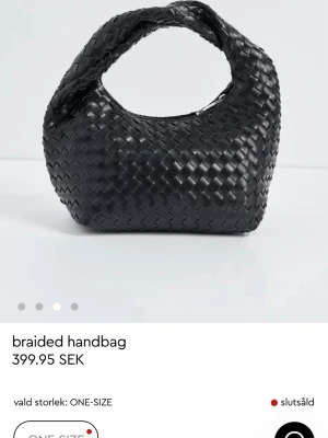 Svart handväska - Trendig svart handväska från gina tricot i flätad design. Sparsamt använd så i väldigt bra skick skriv gärna om frågor finns💞