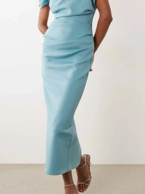 Ljusblå offshoulder långklänning -  ljusblå långklänning med offshoulder-design och draperade detaljer över byst och midja. Använd endast en gång! Klänningen är midi. 