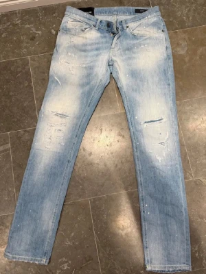 Dondup George Jeans - Säljer nu ett par galet snygga Dondup jeans då de tyvärr har blivit för små för mig. Skick 9/10, storlek W31 men sitter som W32. Tveka inte på att höra av dig vid frågor!