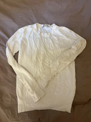 Zara tröja med guldknappar - Jättesnygg tröja från zara med guld detaljer 🩷