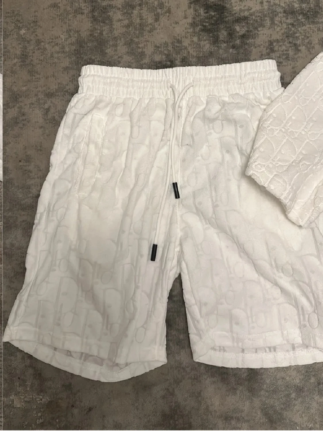 Vitt set med  T-shirts och shorts - 1