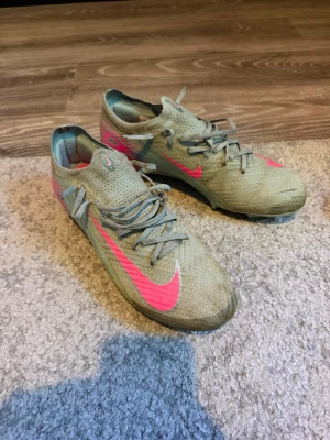 Nike Zoom Mercurial Vapor 16 Elite - Använda men i fint skick, storlek EU 42, skosnörena är klippta (lite kortare)