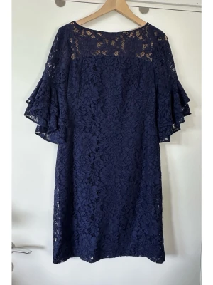 Ralph Lauren - Mörkblå spetsklänning med volangärm - storlek S - Elegant mörkblå / marinblå / navy klänning med spetsdetaljer från Ralph Lauren i storlek S (4). Tidlös modell med rund halsringning och korta ärmar med volanger. Diskret dold dragkedja baktill. Den är helfodrad för en bekväm passform. 34% viskos och 25% bomull, så bra naturmaterial som andas, samtidigt som den är lätt elastisk för en smickrande passform. Nypris 1995:-. Mycket gott skick, som ny!