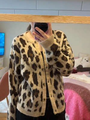 Stickad kofta leopard - Leopard mönstrad stickad kofta