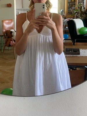 Vit sommarklänning från Zara  - Söt vit kortklänning med tunna axelband och v-ringning. Den är använd 3 gånger totalt, säljer den för att jag tyvärr vuxit ur den! Men sååå fin på! 