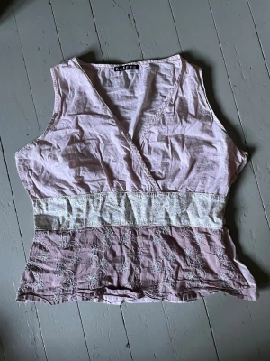 Söt broderad vintage topp - Super fin topp med brodering på framsida. Har ej defekter, behöver strykas.